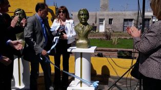 El presidente Macri ya tiene su primer busto en el país: lo inauguró una intendenta kirchnerista de Córdoba