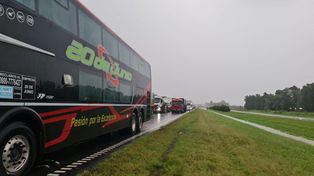 Varios micros se encuentran varados desde hace horas en la ruta.