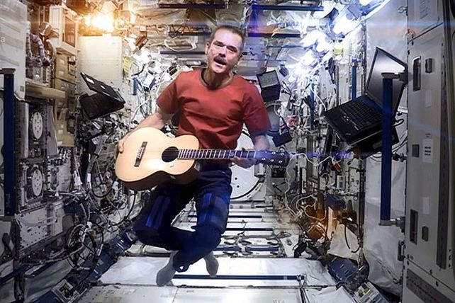 El astronauta hizo su propia versión de Space Oddity de David Bowie.