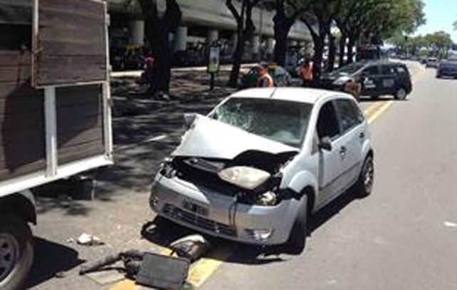 Así quedó el auto en el que intentaron escapar los delincuentes tras el choque.
