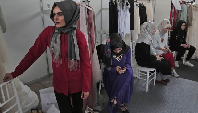 Turquía se debate entre la tradición y la vanguardia en la Semana de la Moda