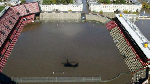 La cancha de Colón quedó bajo agua en 2003