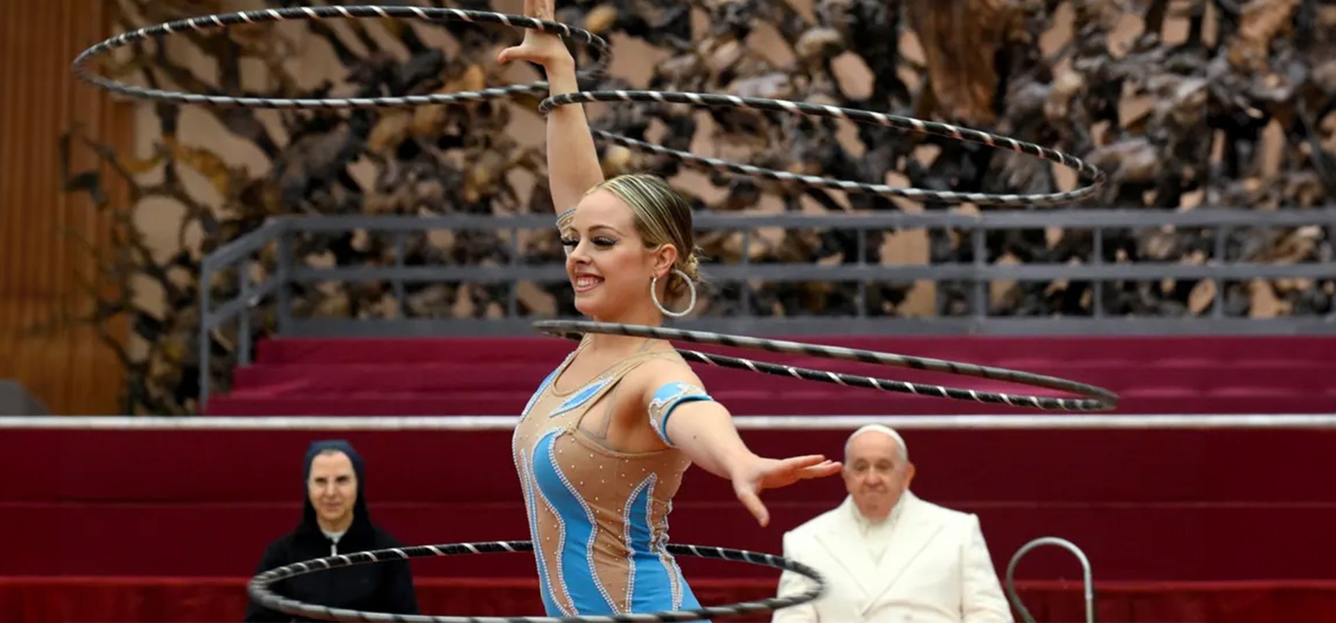 El Papa Francisco asiste a una exhibición en el dispensario pediátrico de Santa Marta con motivo de su 87 cumpleaños, Ciudad del Vaticano.  Fotografía: Vatican Media/Reuters