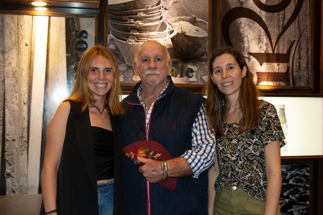 Magdalena Dogliani, Bernardo Conde de Narbaíz y Belén Travesaro.