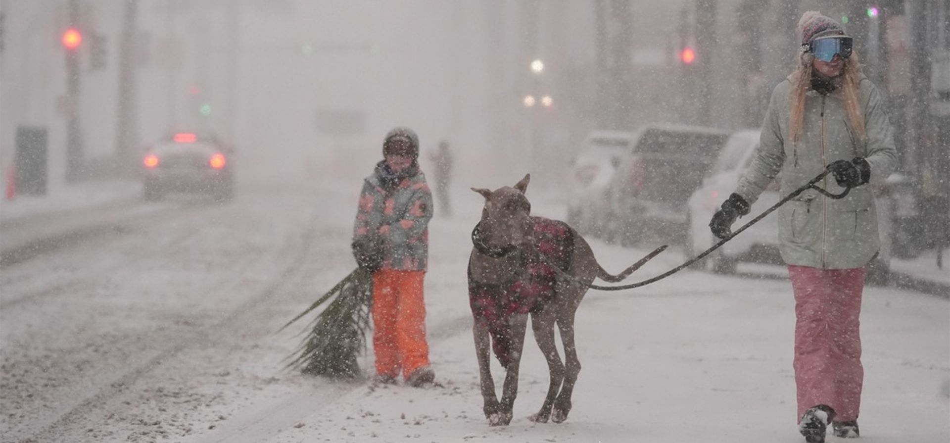Una mujer pasea a su perro Bluey con su hijo, en el Barrio Francés de Nueva Orleans, una ola polar azota la costa oeste de Estados Unidos. Foto AP/Gerald Herbert Una mujer pasea a su perro Bluey con su hijo, en el Barrio Francés de Nueva Orleans, una ola polar azota la costa oeste de Estados Unidos. Foto AP/Gerald Herbert