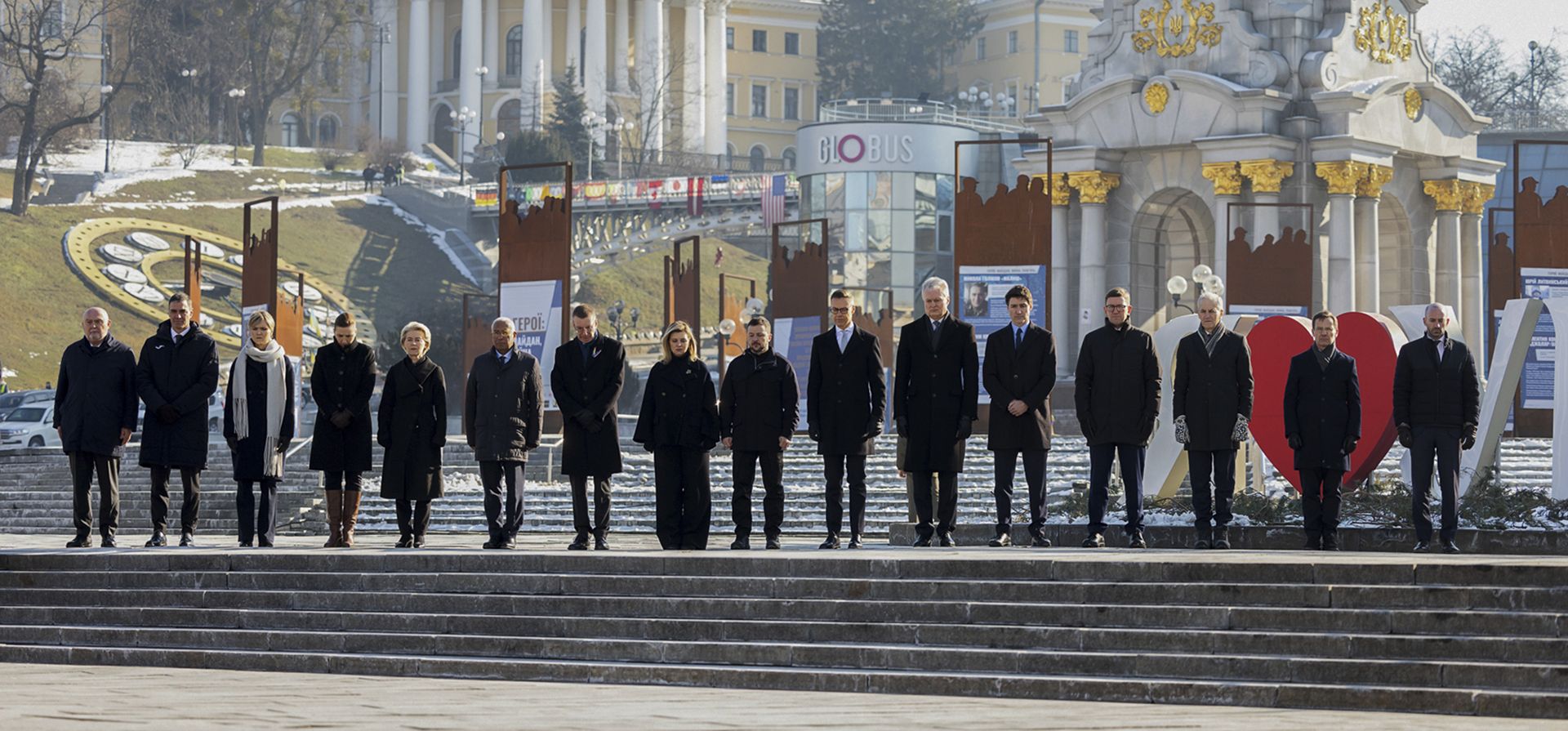 Líderes europeos asisten a la ceremonia en el monumento a los soldados ucranianos caídos en la Plaza de la Independencia en Kiev, Ucrania, el lunes 24 de febrero de 2025. (Oficina de Prensa Presidencial de Ucrania vía AP) Líderes europeos asisten a la ceremonia en el monumento a los soldados ucranianos caídos en la Plaza de la Independencia en Kiev, Ucrania, el lunes 24 de febrero de 2025. (Oficina de Prensa Presidencial de Ucrania vía AP)