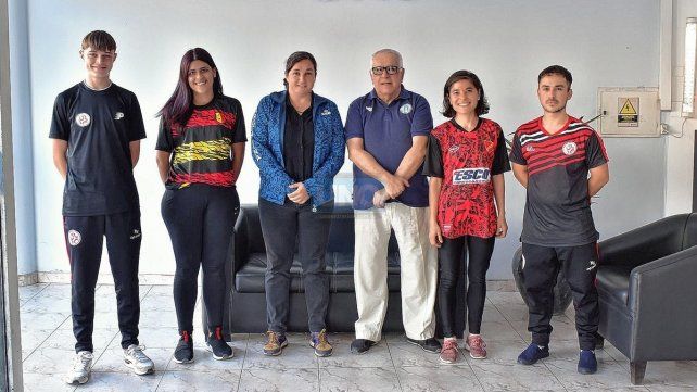 Los egresados y el staff de docentes brindaron detalles de la formación.