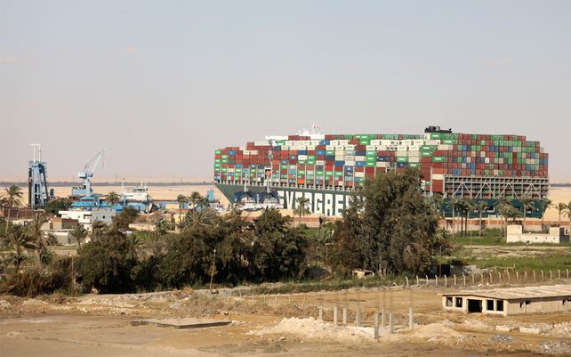La ardua tarea para desbloquear el canal de Suez