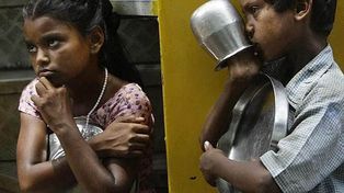 Rescatan a niños esclavizados dentro de una fábrica de pulseras en la India