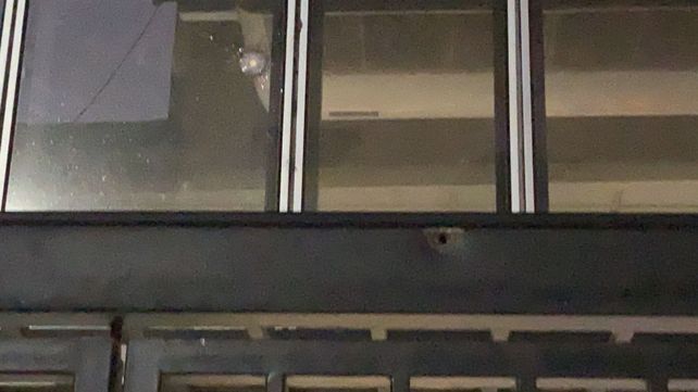 El frente de Empleados de Comercio amaneció este viernes con impactos de bala. 