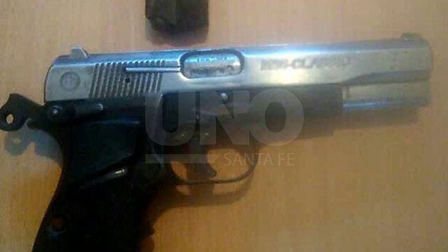 Cayó con un arma de guerra cargada después de provocar una fenomenal gresca familiar