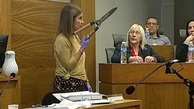 El juicio. La fiscal mostró la tijera utilizada por la acusada en el ataque.