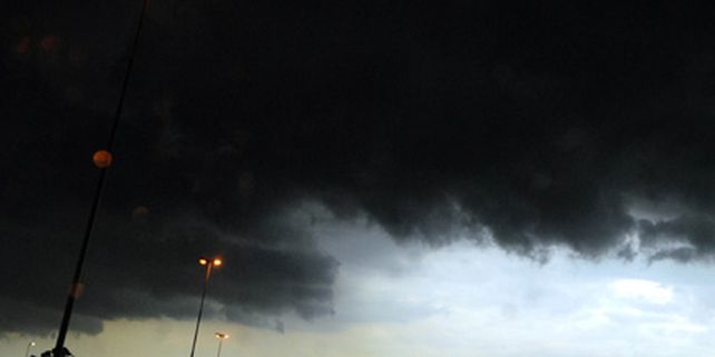 Un muerto y 600 evacuados por el fuerte temporal que azot&oacute; Buenos Aires