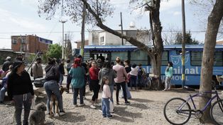 El móvil del Imusa en el barrio Ludueña, donde se realizó un operativo de esterilización y control de salud de perros y gatos.
