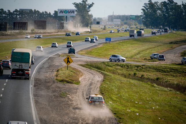 Riesgosa maniobra que los conductores realizan en la intersección de Wilde e intersección con la autopista