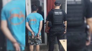 Lo detuvieron por pegarle a su pareja con un palo mientras estaba borracho y armado