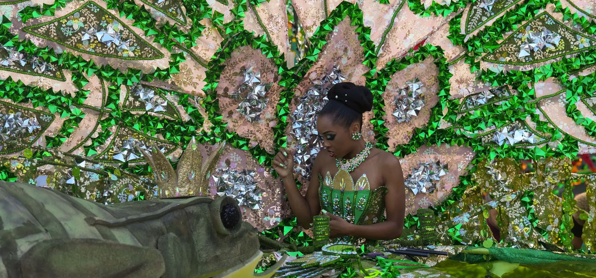 Toronto, Canadá. Una bailarina es ayudada a ponerse su traje en el King and Queen Show, parte del festival Caribbean Caribana. Fotografía: Canadian Press/Shutterstock Toronto, Canadá. Una bailarina es ayudada a ponerse su traje en el King and Queen Show, parte del festival Caribbean Caribana. Fotografía: Canadian Press/Shutterstock