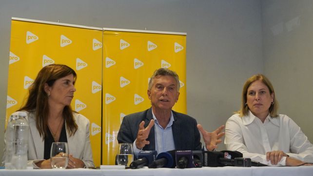 El expresidente Mauricio Macri apuntó contra los otros dos integrantes del triángulo de hierro presidencial: Karina Milei y Santiago Caputo.&nbsp;