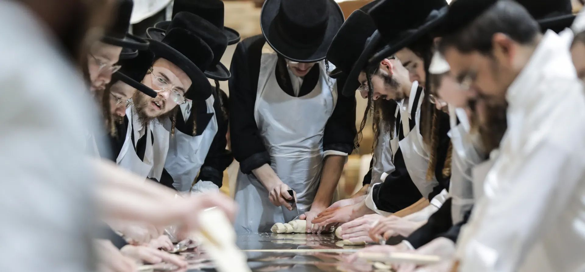 Judíos ultraortodoxos amasan masa en una panadería de Matzá. Matzá, o pan sin levadura, se usa durante la fiesta judía de Pascua de una semana de duración, conmemorando el éxodo judío de Egipto en los tiempos bíblicos. La Pascua comienza el 5 de abril y termina el 13 de abril. Fotografía: Abir Sultan/EPA