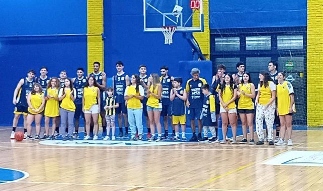 El plantel de Central, antes del inicio del encuentro. El Canalla arrancó la Liga Federal con una derrota.
