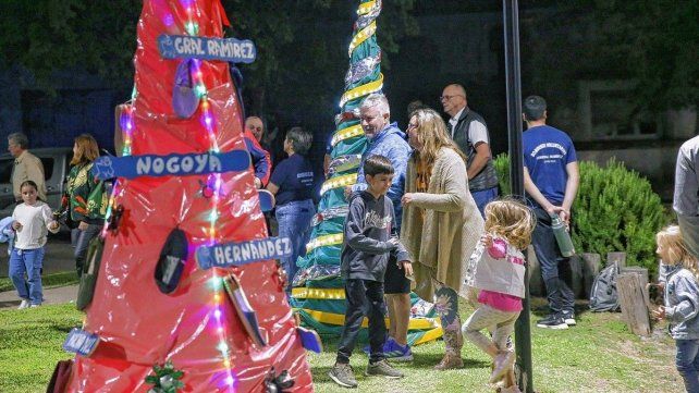 El espíritu navideño embellece las calles en General Ramírez