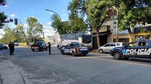 Villa Gobernador Gálvez: allanan dos viviendas y dan con una banda de microtráfico barrial