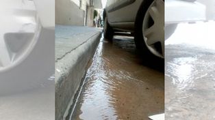 Vecinos de barrio Sur denuncian una pérdida de agua desde hace varios días