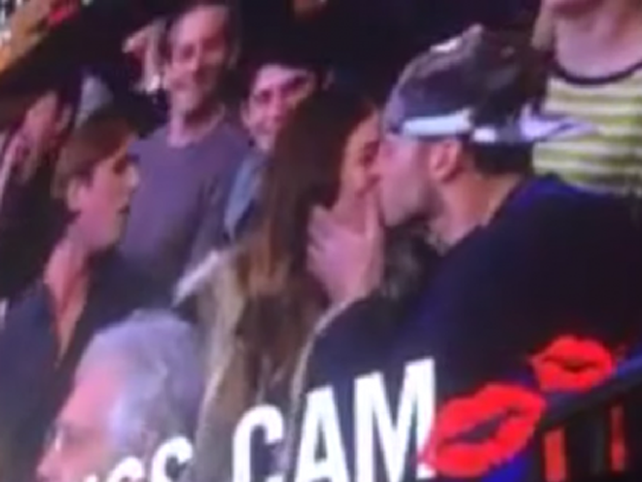Video: se tenían que besar, el novio no quiso y ella decidió besarse con un extraño