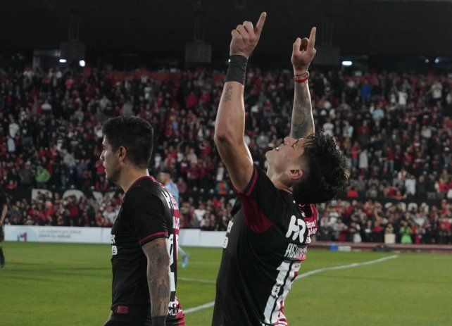 Hacia arriba. Brian Aguirre festeja el gol leproso