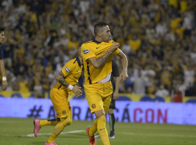 El Flaco besa el escudo canalla en el festejo de un gol.