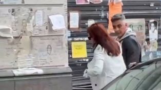 Captura de pantalla del video viral en redes donde se ve a Cristina Fernández dejando su domicilio