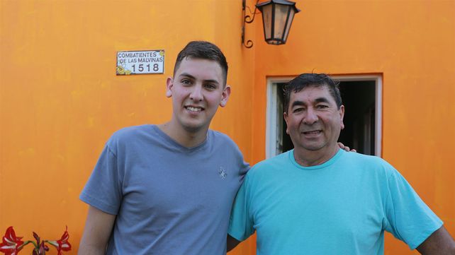Facundo y su papá Donato contentos con el premio de UNO.&nbsp;