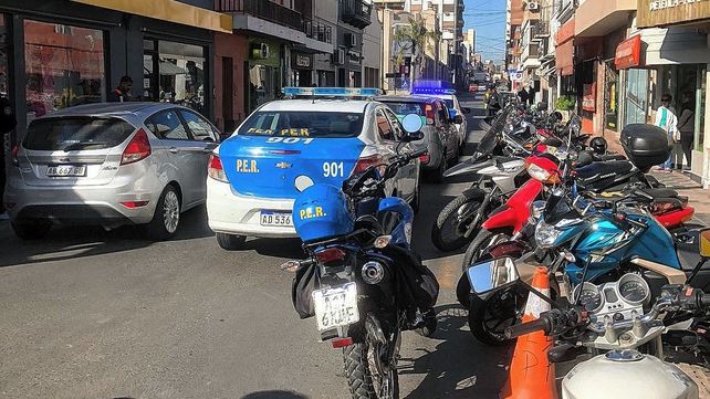 Remisero chocó a una mujer que cruzaba por la senda peatonal
