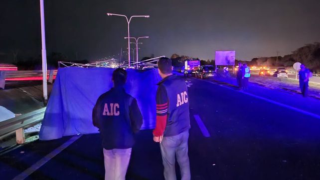 Los peritos de AIC trabajan en el lugar donde murieron dos personas en un accidente de tránsito