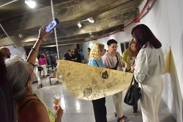 La galería Afluentes de Puerto San Martín convoca a artistas con amplia trayectoria y emergentes