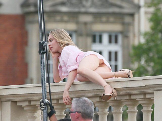 El descuido sexy de la actriz Amanda Seyfried durante una sesión de fotos