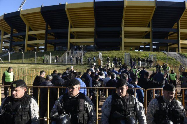 Los primeros hinchas de Central en el acceso al estadio de Montevideo.