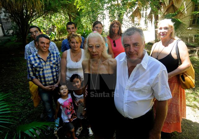 El día más especial. El jueves pasado la pareja dio el Sí en el Registro Civil. Estuvieron acompañados por grandes amigos y familiares./ Mauricio Centurión.