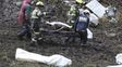 Tragedia. Los rescatistas transportan una víctima fatal desde el lugar del impacto de la aeronave.