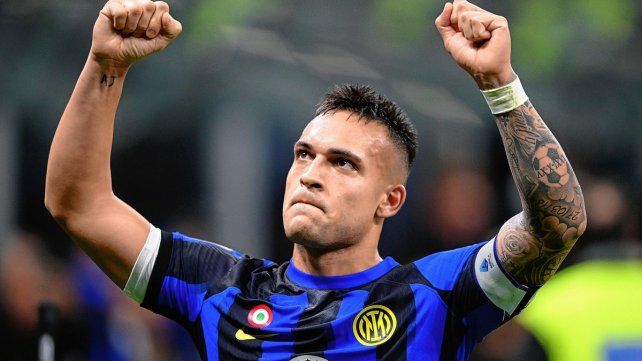 Lautaro Martínez festeja su gol para que Inter siga bien arriba.
