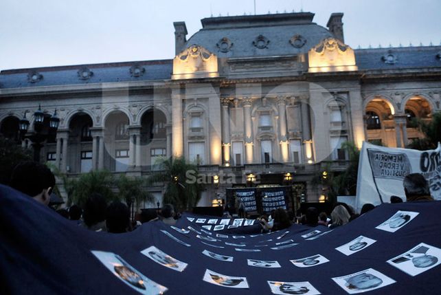 La plaza de Mayo en Santa Fe reavivó la memoria, exigió verdad y pidió justicia