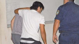 Una mujer se arrojó de un auto en marcha para escapar de su ex novio