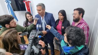 El diputado del Frente Renovador, Oscar Martínez, explicó la ley de prisión preventiva para la violación de una perimetral en una conferencia de prensa en la Cámara baja.&nbsp;