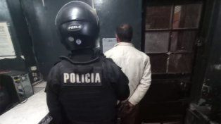 Un cuidacoches fue detenido en la costa central por amenazas a un automovilista.