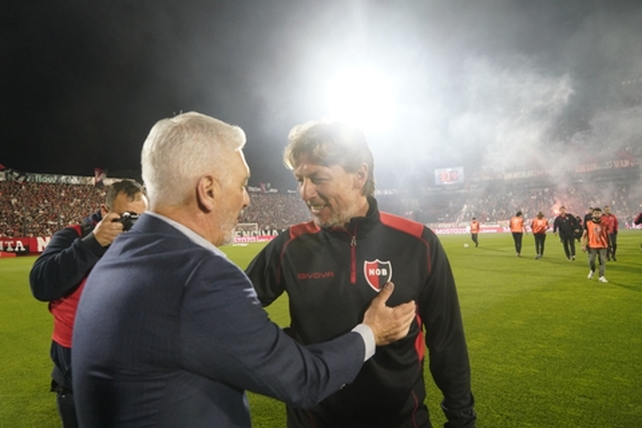 Gabriel Heinze y Omar De Felippe se saludaron en la previa del partido.