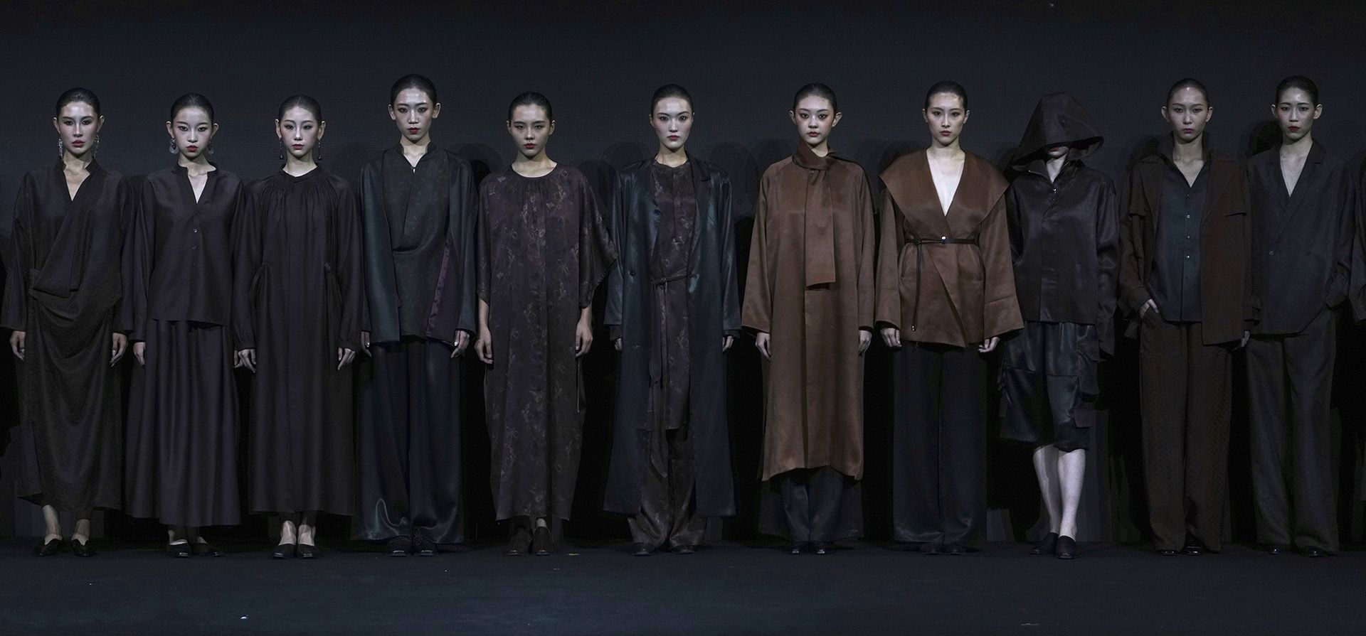 Modelos hacen fila tras presentar las últimas creaciones de Qixiangjin durante la Semana de la Moda de China Primavera/Verano 2026, en Pekín, el lunes 8 de septiembre de 2025. (Foto AP/Andy Wong) Modelos hacen fila tras presentar las últimas creaciones de Qixiangjin durante la Semana de la Moda de China Primavera/Verano 2026, en Pekín, el lunes 8 de septiembre de 2025. (Foto AP/Andy Wong)