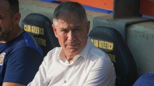 Ariel Holan toca algo en el equipo que jugará en Junín. Quiere ver a un Central que imponga condiciones.