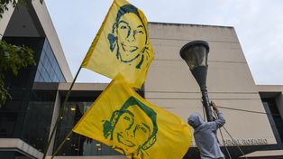 Banderas con la imagen de Bocacha frente al Centro de Justicia Penal, donde se realiza el juicio por su muerte.&nbsp;