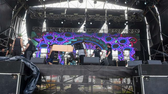 Los técnicos trabajan esta mañana contrarreloj en el escenario principal.