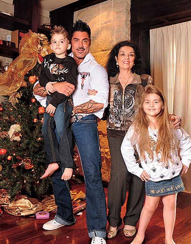Ricardo Fort present&oacute; a sus hijos mellizos concebidos por alquiler de vientre